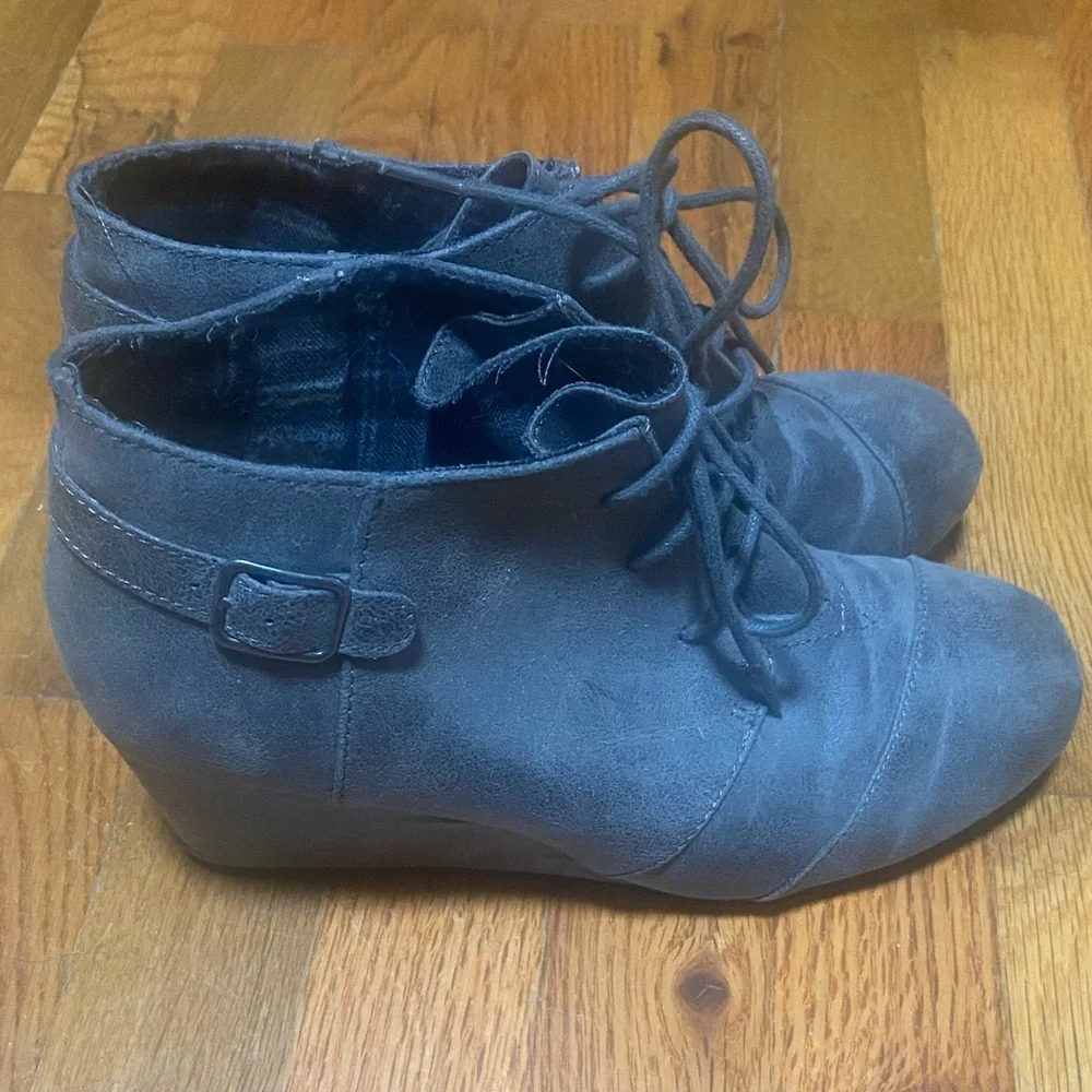 Maurices Women's 9.5 9 1/2  Cheri Gray Faux Leather Wedge Ankle Booties Lace Up